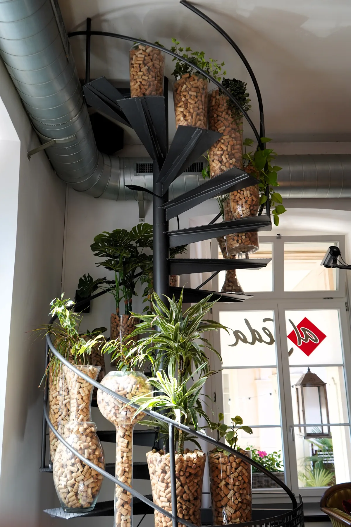 Man sieht eine Treppe ins Nichts.